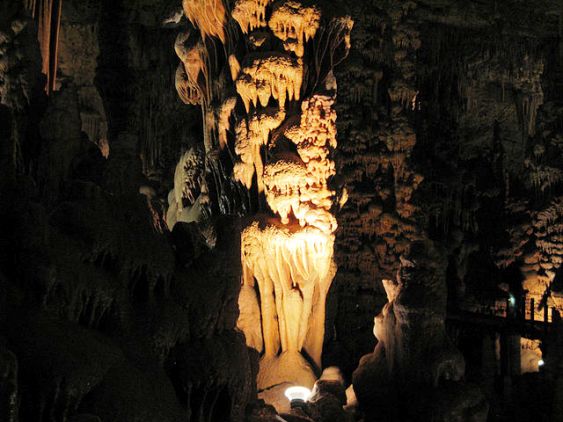 Сталактиты и сталагмиты в пещере Сорек